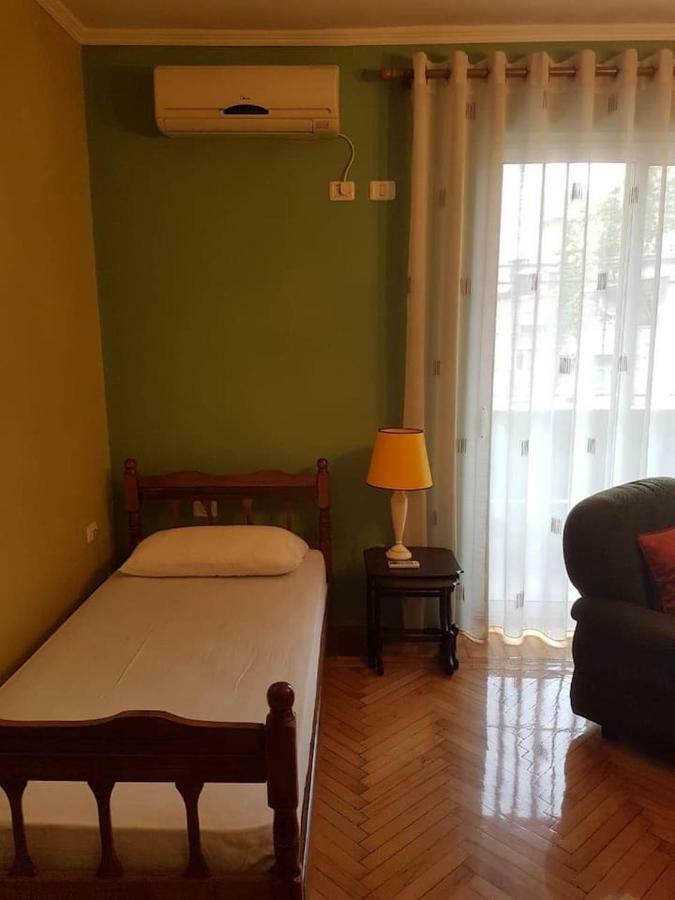 Miku -charming One Bedroom At Komuna E Parisit Appartement