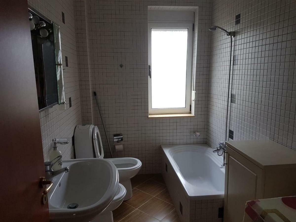 Miku -charming One Bedroom At Komuna E Parisit Appartement *