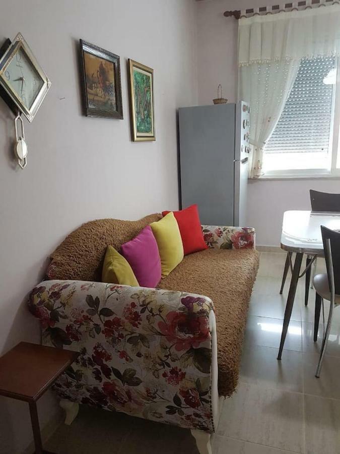 Miku -charming One Bedroom At Komuna E Parisit Appartement